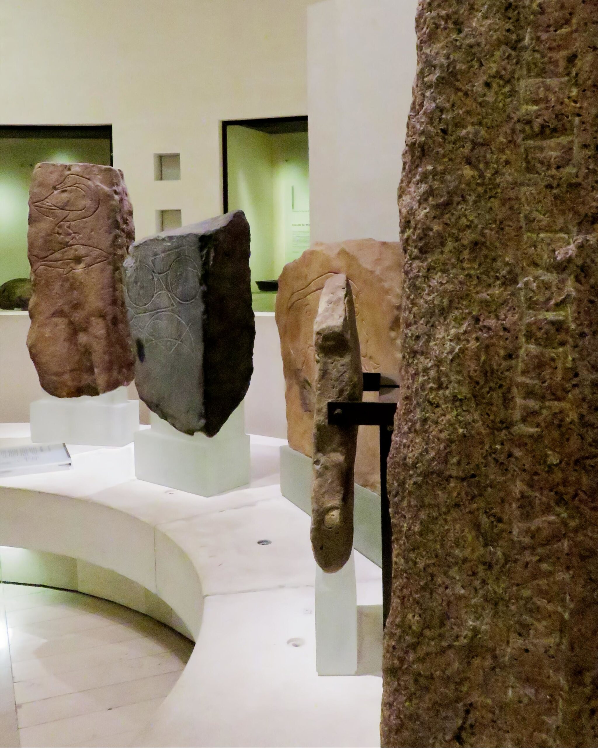 Pedras com símbolos pictos no Museu Nacional da Escócia
