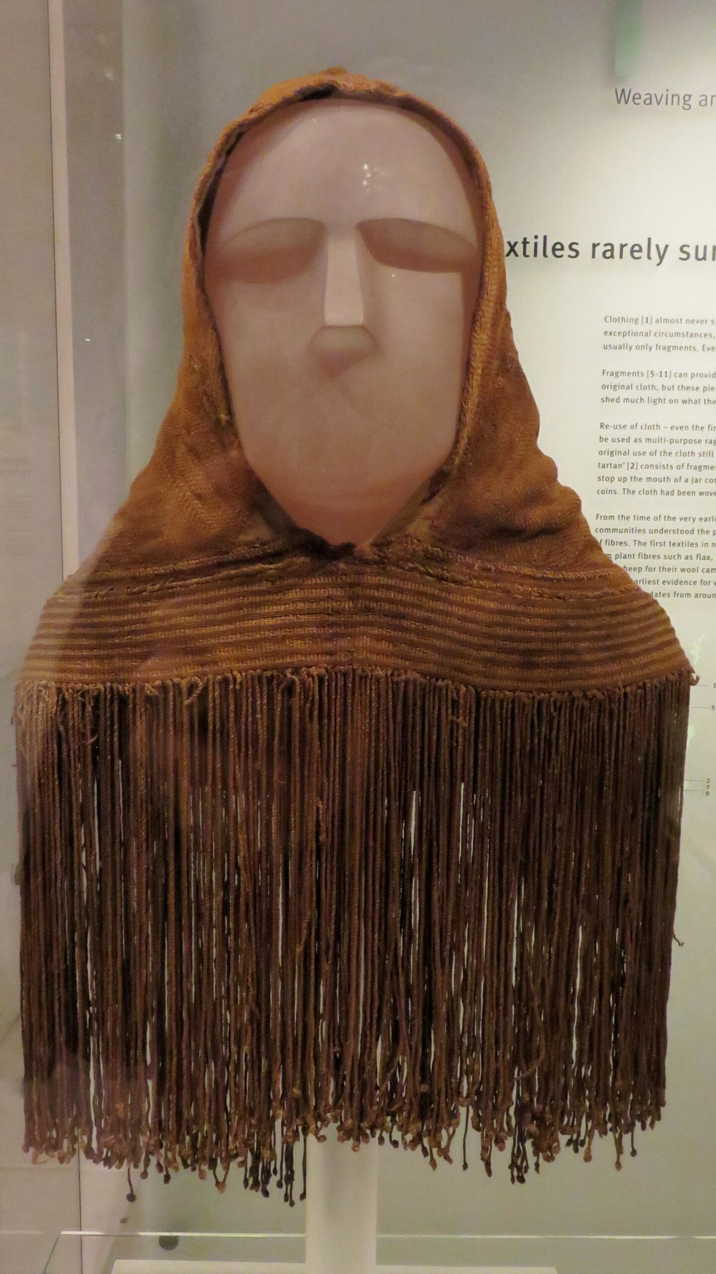 Capuz têxtil antigo no Museu Nacional da Escócia